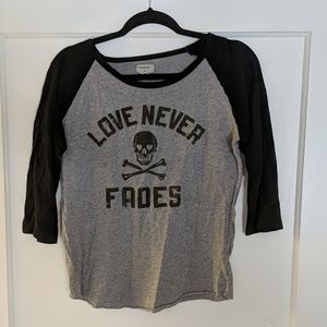 Skull w/ hearts graphic 3/4 t-shirt